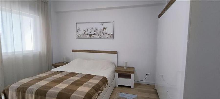 Apartament cu 4 camere decomandat, mobilat în Central