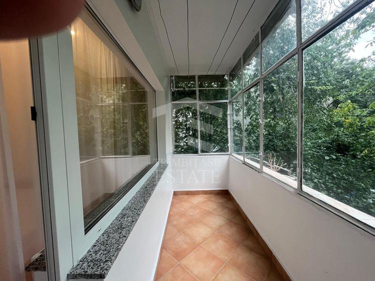 Apartament cu 3 camere semidecomandat, mobilat în Central
