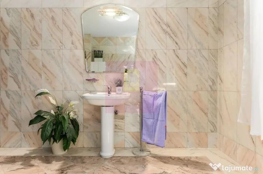 Casă cu 7 camere cu Teren 510 Mp în Lacul Tei