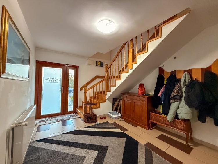 Casă individuală cu 8 camere cu Teren 1318 Mp în Central