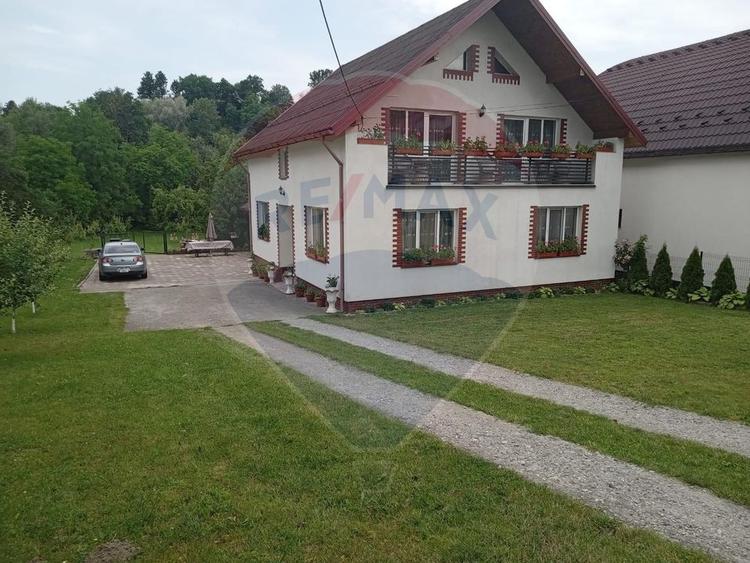 Casă individuală cu 6 camere cu Teren 3275 Mp în Periferie