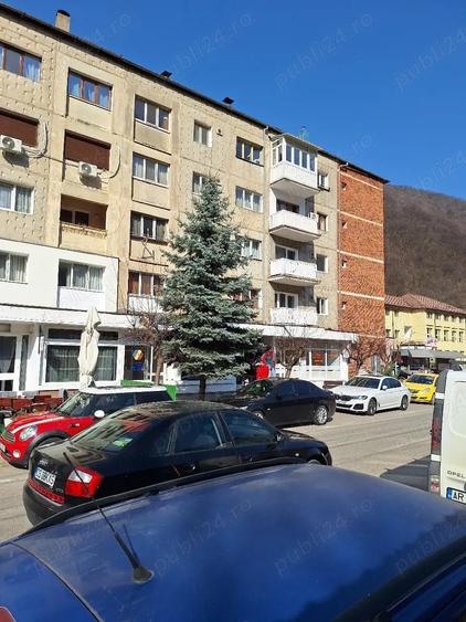 Apartament cu 4 camere decomandat, mobilat în Central
