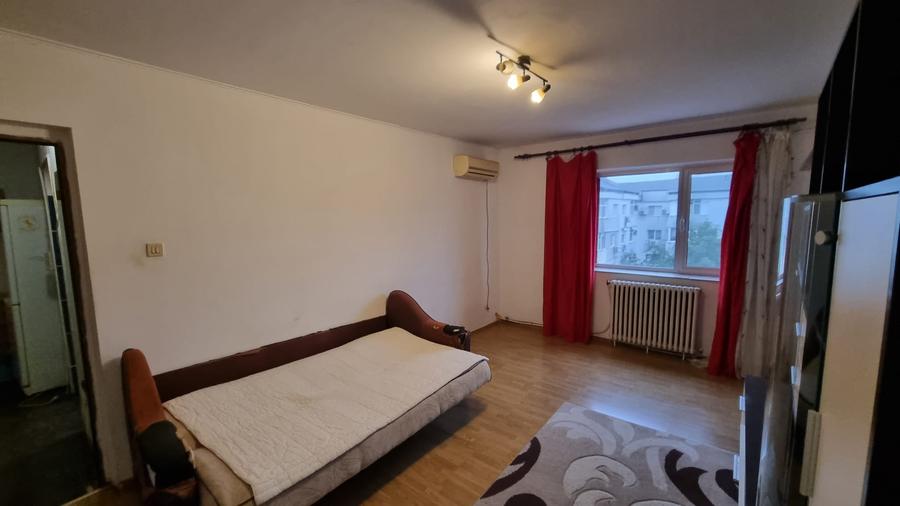 Apartament cu 3 camere decomandat în Nicolina