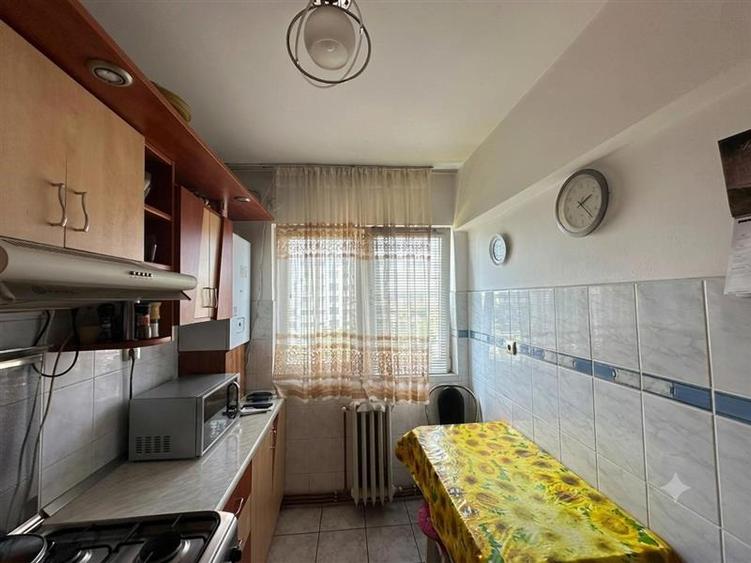 Apartament cu 3 camere semidecomandat în Podu Roș