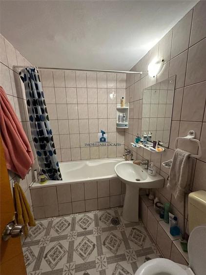 Apartament cu 4 camere decomandat în Berceni
