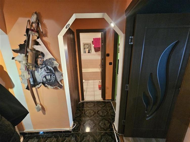 Apartament cu 3 camere decomandat, mobilat în Micro IV