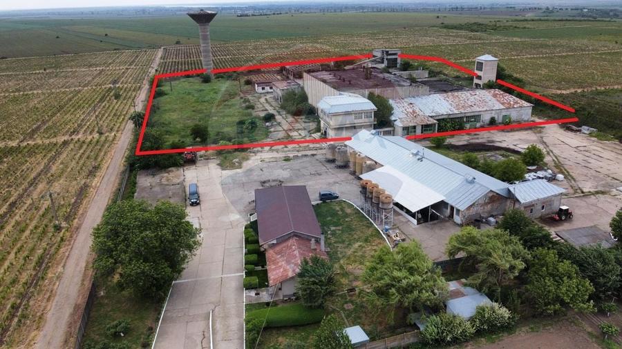 Spațiu industrial, de 5,300 mp, în Dobrinești
