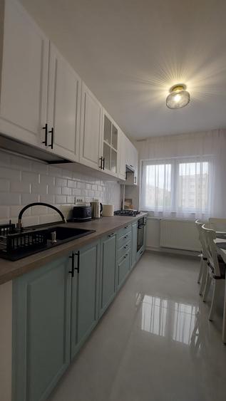 Apartament cu 3 camere semidecomandat, mobilat în Berceni