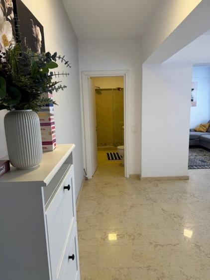 Apartament cu 3 camere semidecomandat, mobilat în Dămăroaia