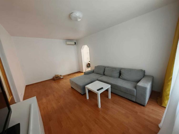 Apartament cu 3 camere semidecomandat în Alexandru Obregia
