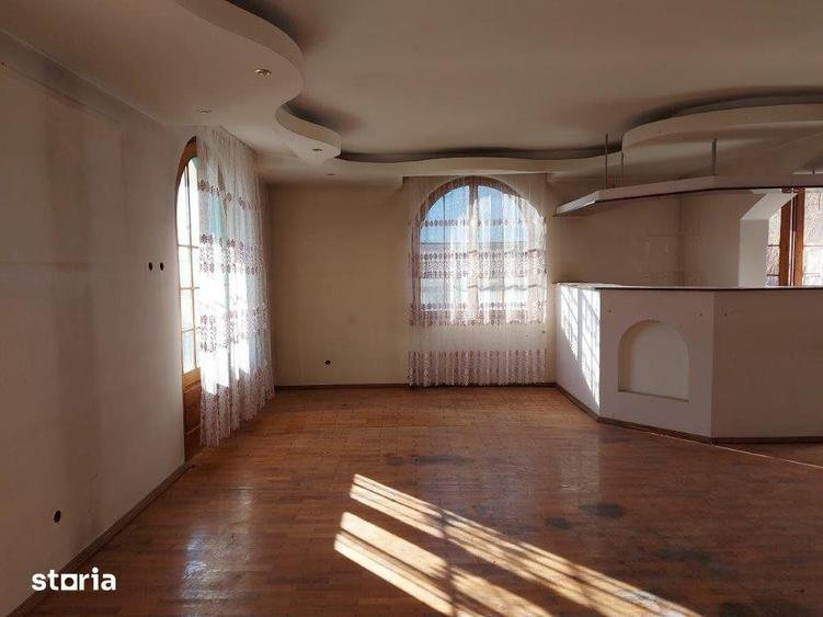 Casă cu 5 camere cu Teren 1380 Mp în Costești