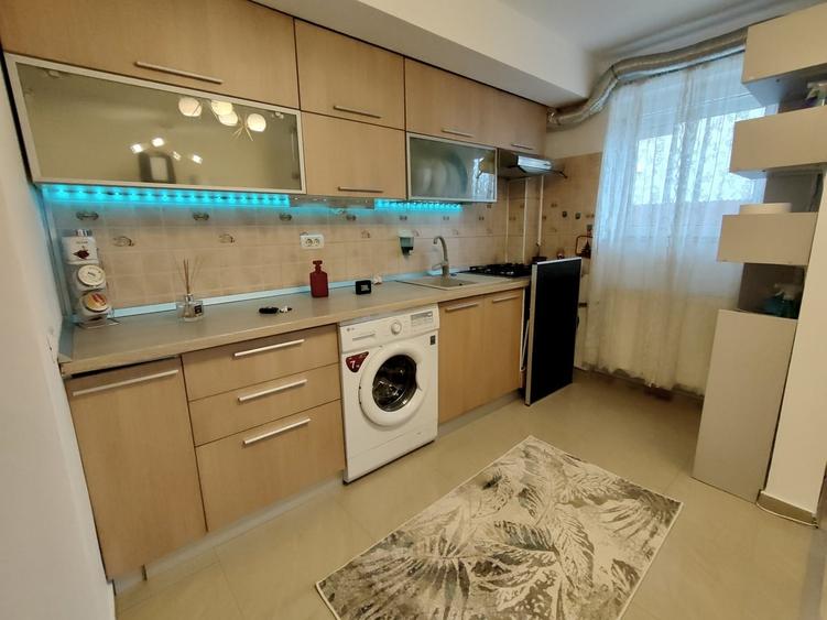 Apartament cu 3 camere decomandat în Berceni