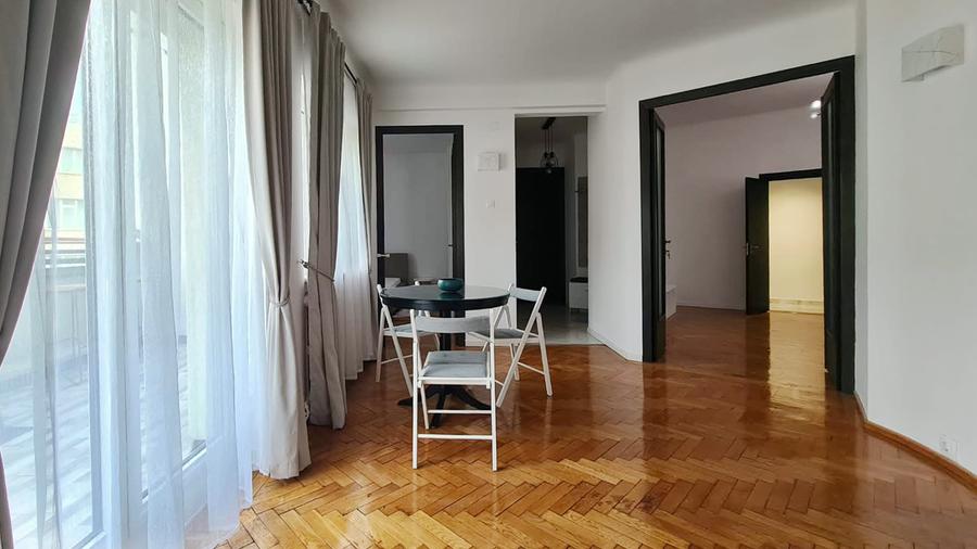 Apartament cu 4 camere semidecomandat în P-ța Rosetti