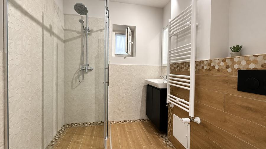 Apartament cu 3 camere decomandat, mobilat în Județean