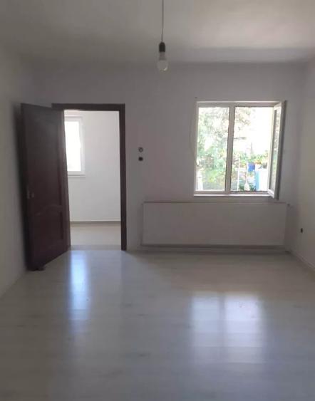 Casă individuală cu 9 camere cu Teren 400 Mp în Central