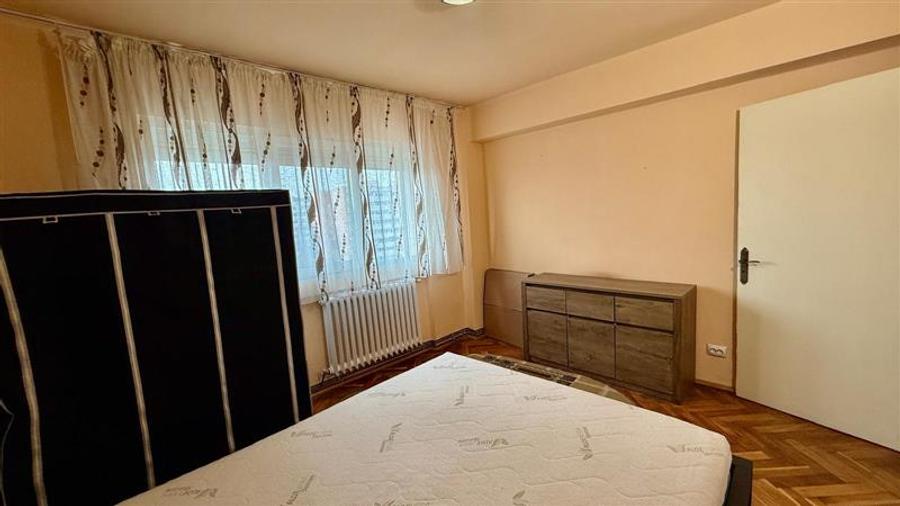 Apartament cu 3 camere decomandat în Podu Roș