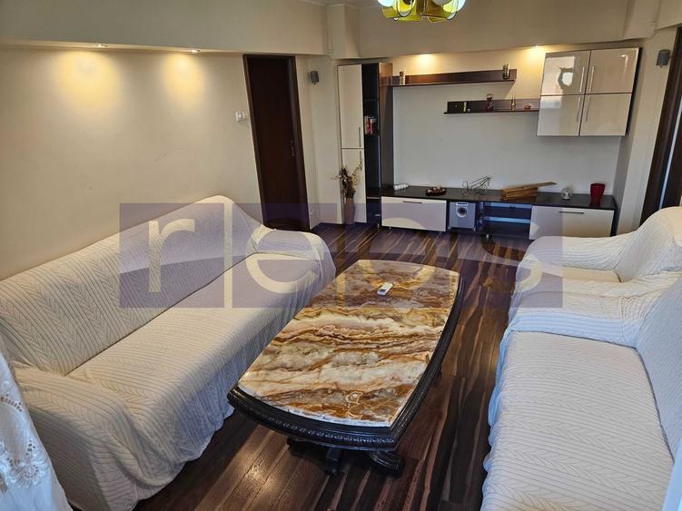 Apartament cu 3 camere semidecomandat, mobilat în Tineretului