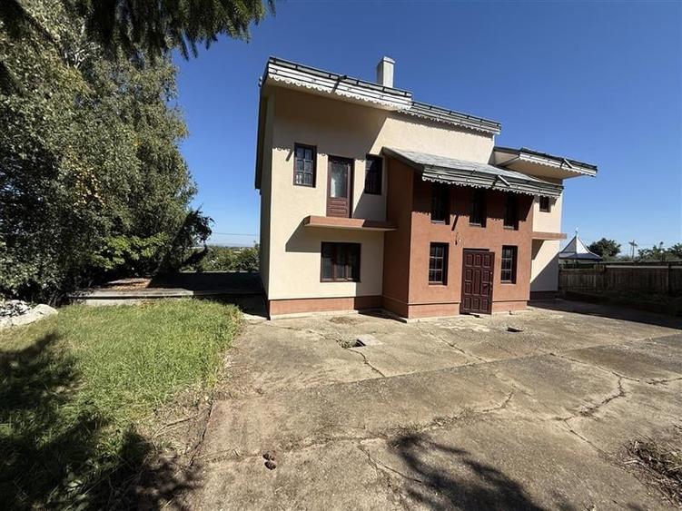 Casă individuală cu 5 camere cu Teren 5725 Mp în Calea Moinești