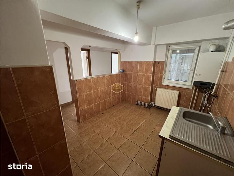 Apartament cu 4 camere în Micro 16