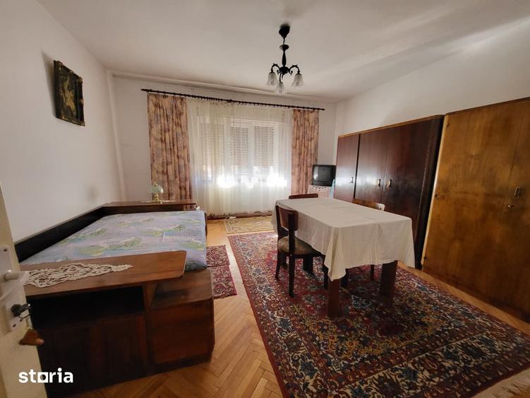 Casă cu 6 camere cu Teren 353 Mp în Tractorul