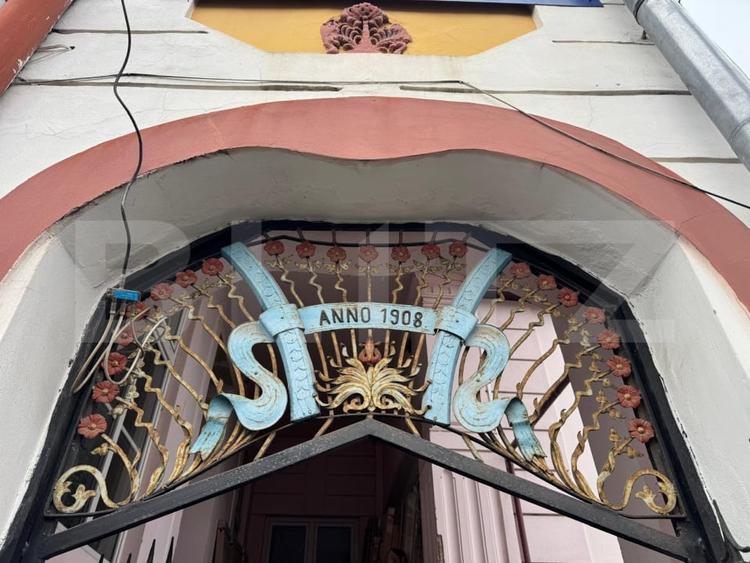 Casă individuală cu 15 camere cu Canalizare în Reghin