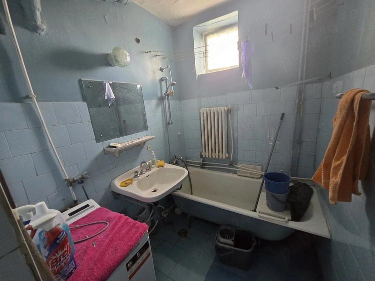 Apartament cu 4 camere semidecomandat în Moroasa 1