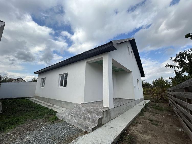 Casă cu 3 camere în Lumina