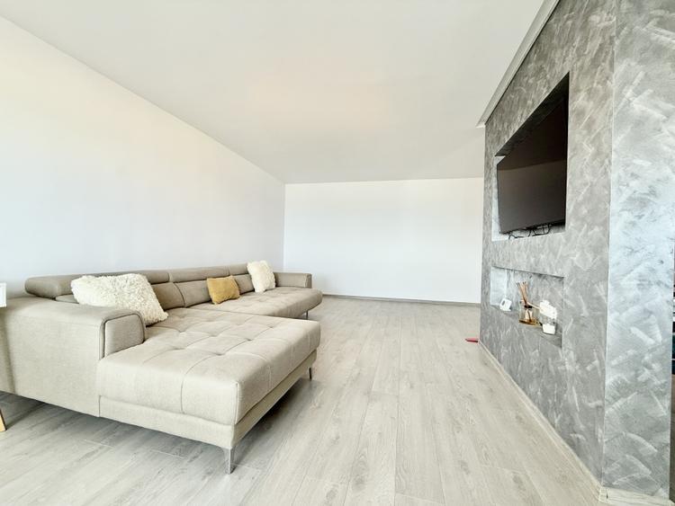 Apartament cu 2 camere semidecomandat, mobilat în Faleza Nord