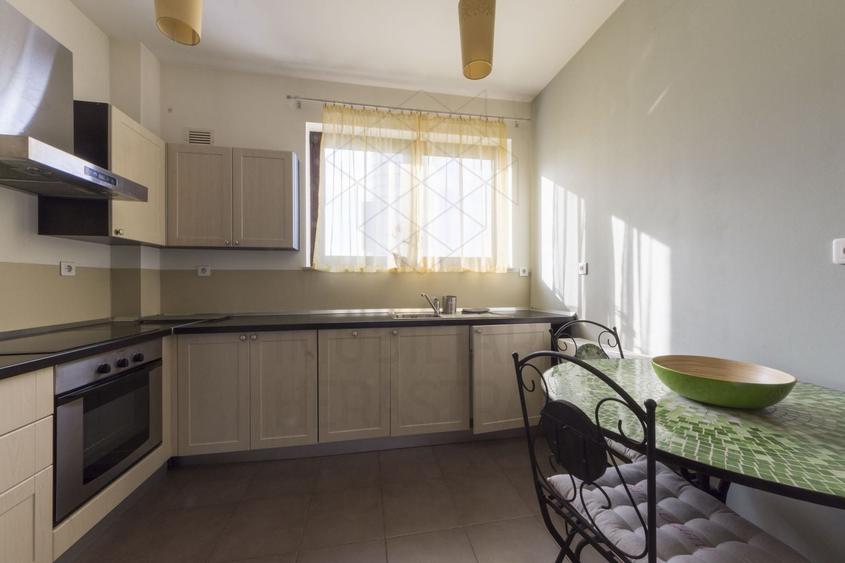 Apartament cu 3 camere decomandat, mobilat în P-ța Victoriei