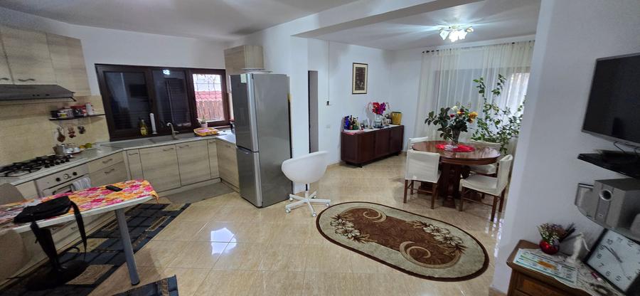 Casă individuală cu 5 camere cu Garaj în Petrești
