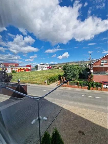 Apartament cu 3 camere semidecomandat, mobilat în Florești