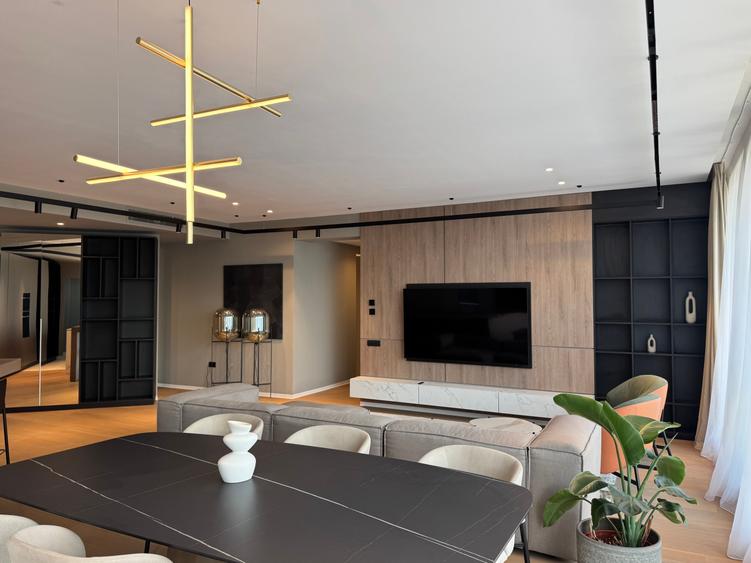 Apartament cu 4 camere decomandat în Herăstrău