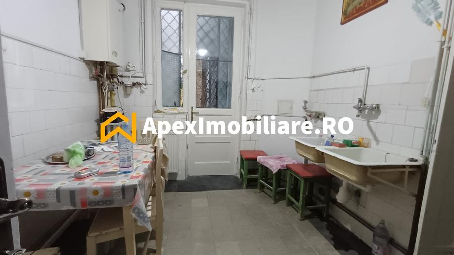 Apartament cu 4 camere circular, mobilat în Gara de Nord