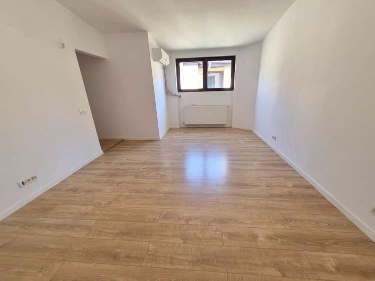 Apartament cu 5 camere în Aviatorilor