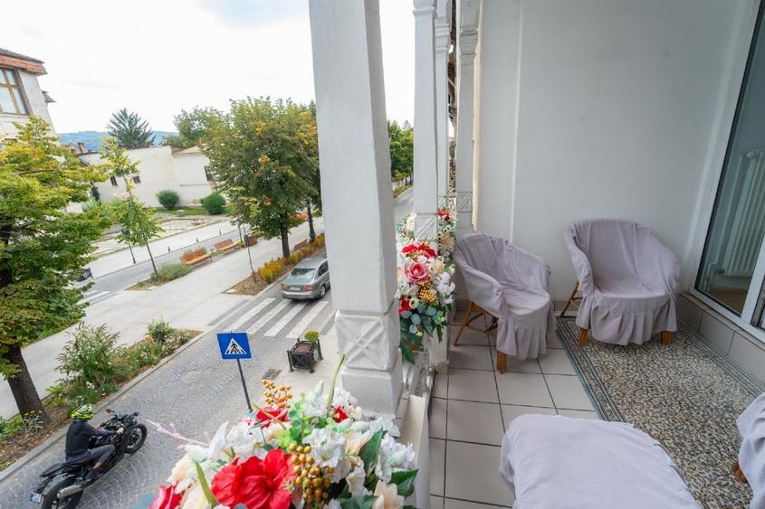 Casă individuală cu 5 camere cu Canalizare în Central