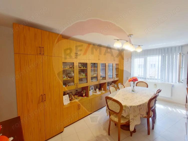 Apartament cu 4 camere decomandat în Central