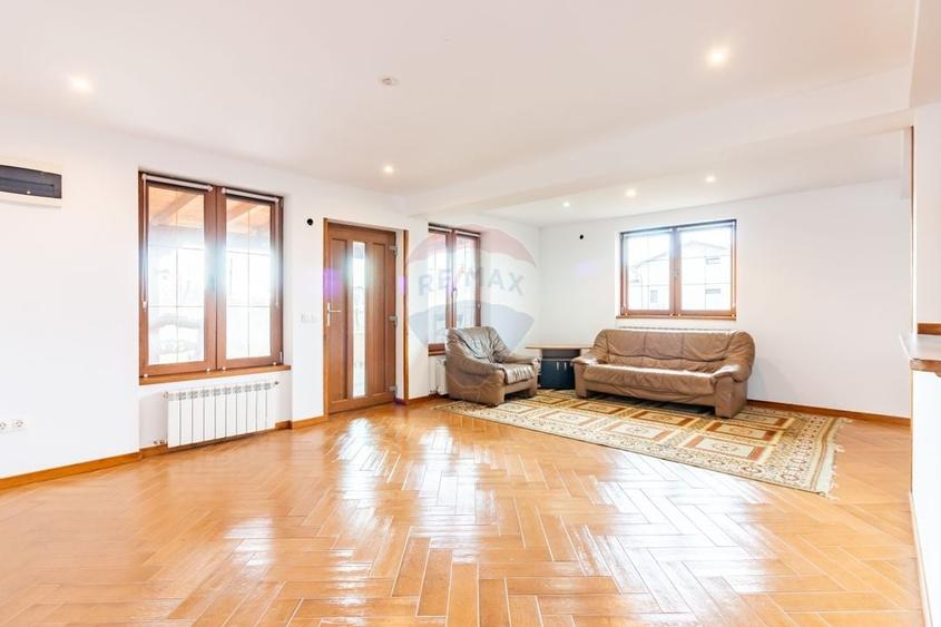 Casă individuală cu 5 camere cu Teren 2305 Mp în Pleașa