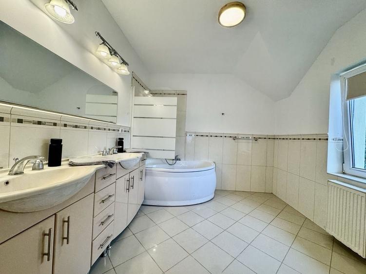 Casă cu 4 camere cu Teren 800 Mp în Grădiște