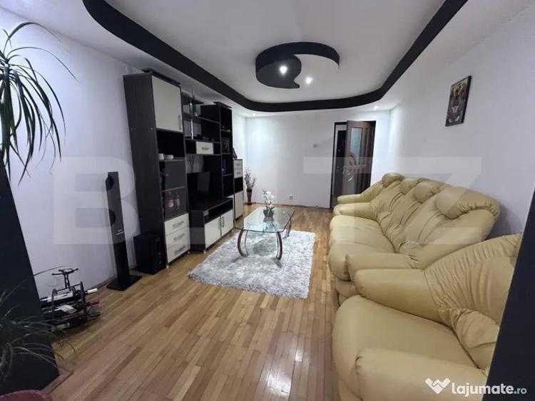 Apartament cu 3 camere semidecomandat în 9 Mai