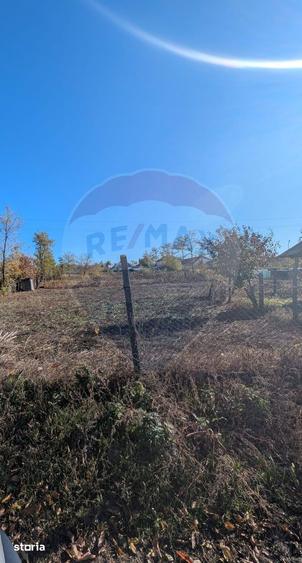 Teren de 1200 mp, în Perieni