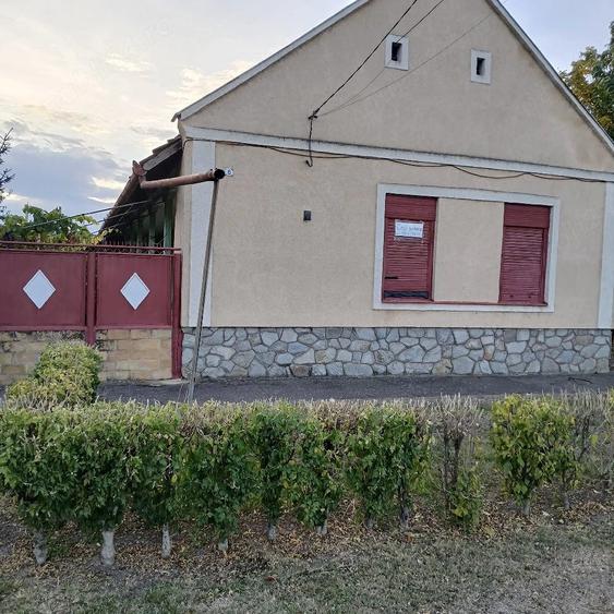 Casă cu 3 camere cu Teren 1095 Mp în Central