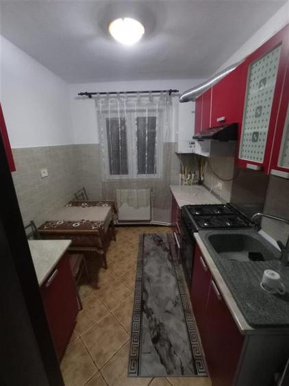 Apartament cu 4 camere semidecomandat, mobilat în Podu Roș