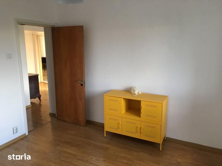 Apartament cu 3 camere în Tei