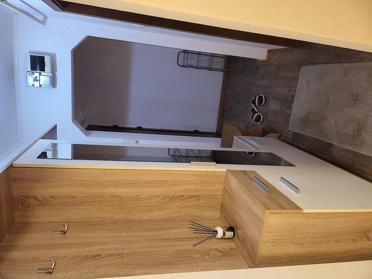 Apartament cu 3 camere semidecomandat în Craiovița Nouă