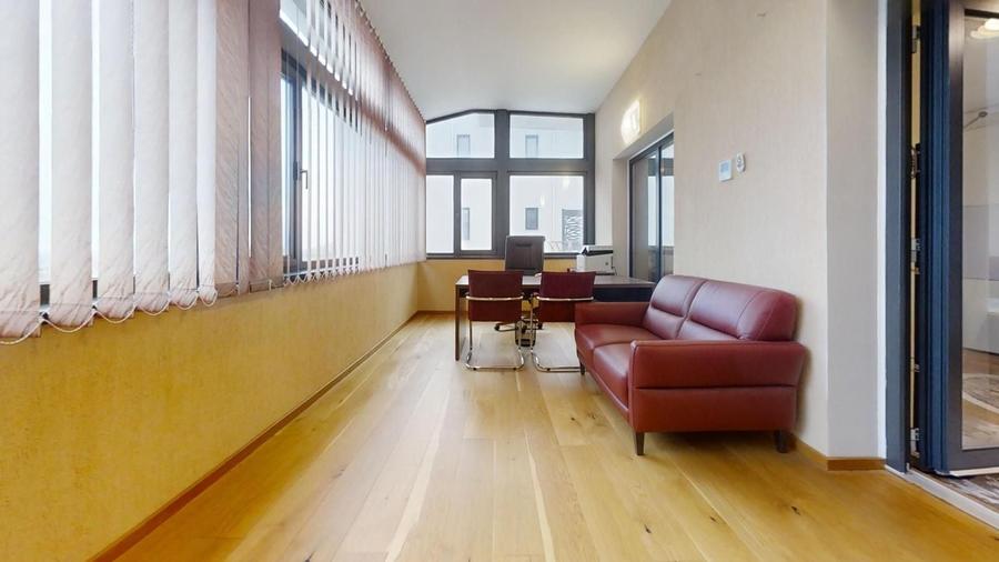 Penthouse cu 6 camere decomandat, mobilat în Central