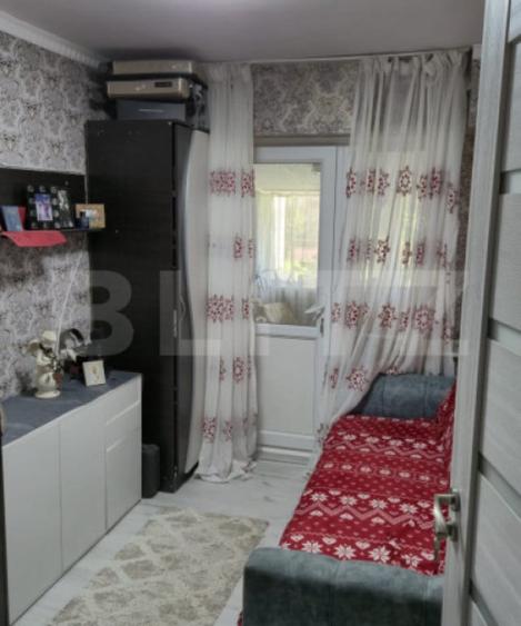 Apartament cu 3 camere semidecomandat în Podu Roș