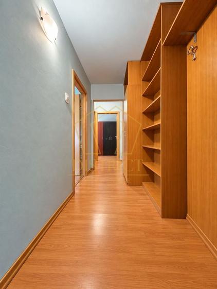 Apartament cu 3 camere semidecomandat în Aradului