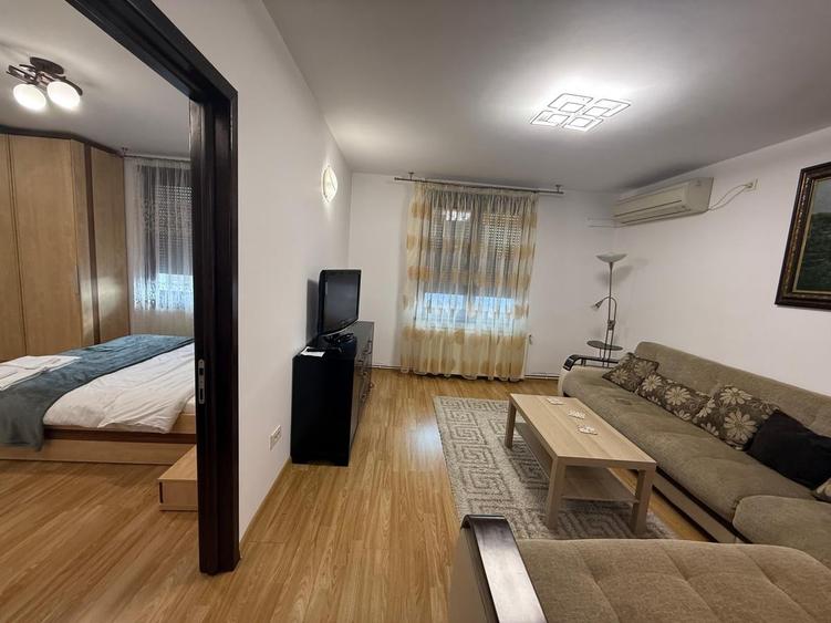 Apartament cu 2 camere semidecomandat în P-ța Universității