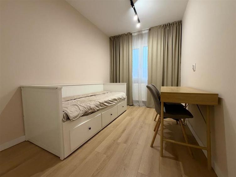 Apartament cu 3 camere decomandat, mobilat în Podu Roș