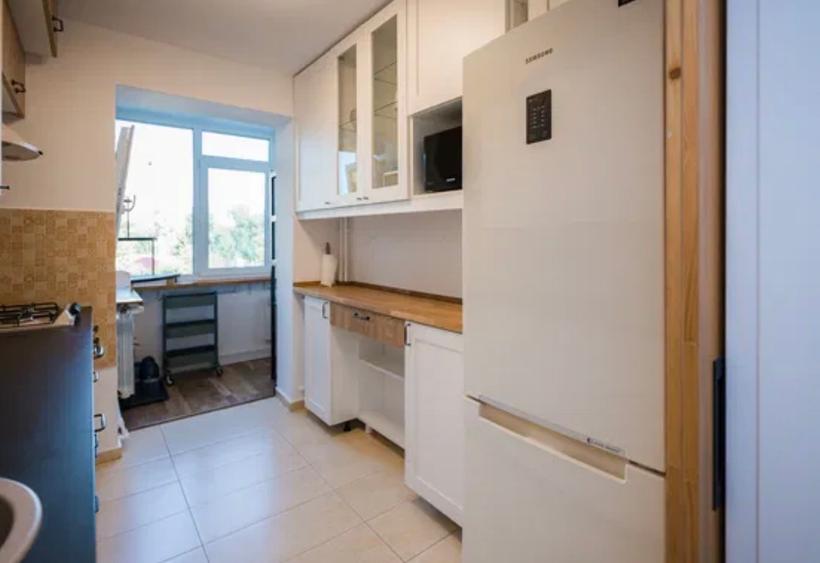 Apartament cu 3 camere semidecomandat, mobilat în Costin Georgian